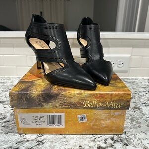 Bella Vita black leather heels. Size 7.5ww Brand new with original box.